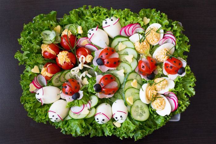 Самые вкусные и недорогие рецепты салатов на свадьбу с фото ‒ чем удивить гостей?