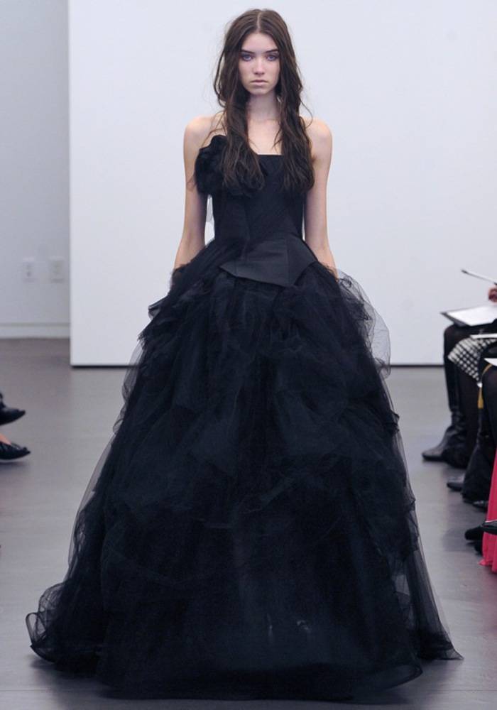Можно ли в черном свадебном платье выходить замуж и как создать оригинальный праздничный образ