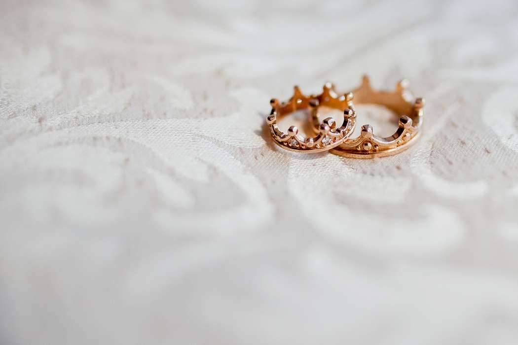 Стильная «монархия» – обручальные кольца в виде короны из золота и других металлов