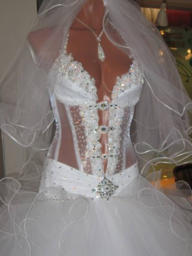 Свадебное платье с цветами: модные фасоны, аксессуары