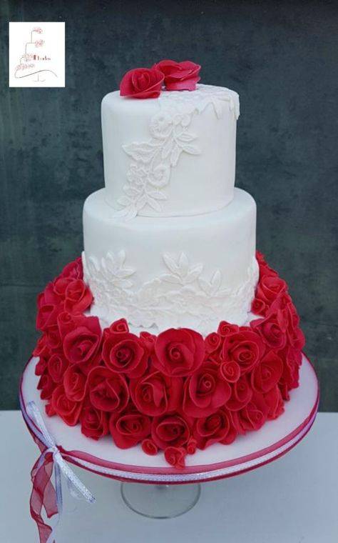 Свадебный торт «красный бархат» в тренде [2019] года? с белыми оттенками & цветами – фото стильных вариантов