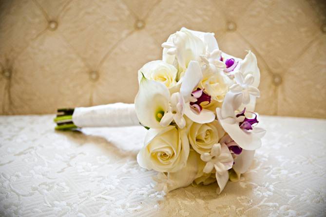 Что делать со свадебным букетом невесте и подружке: приметы, идеи