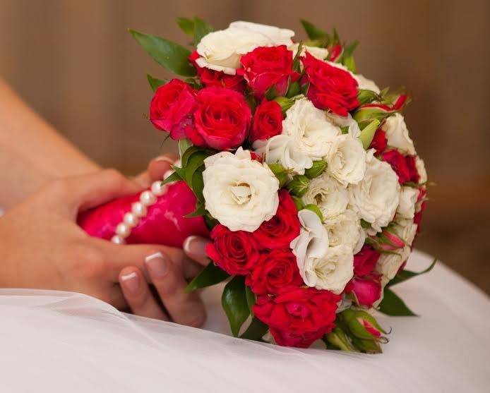 Свадебный букет из кустовых роз? и фрезий – варианты [2019] для невесты своими руками с белыми & красными цветами, а также фото