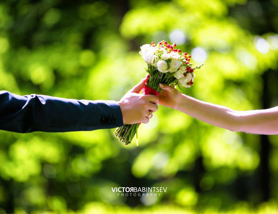 Правила обращения с цветами: как держать свадебный букет и в какой руке