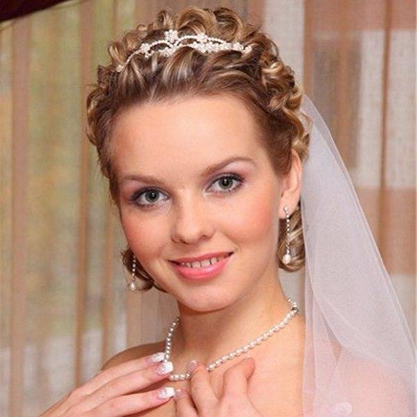 Свадебные прически с фатой: фото и идеи укладок на длинные, средние и короткие волосы