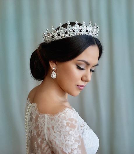 Прически с короной и фатой на свадьбу: варианты украшений и причесок для невесты