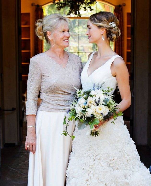 Платье на свадьбу для мамы: особенности, 317 фото модных фасонов