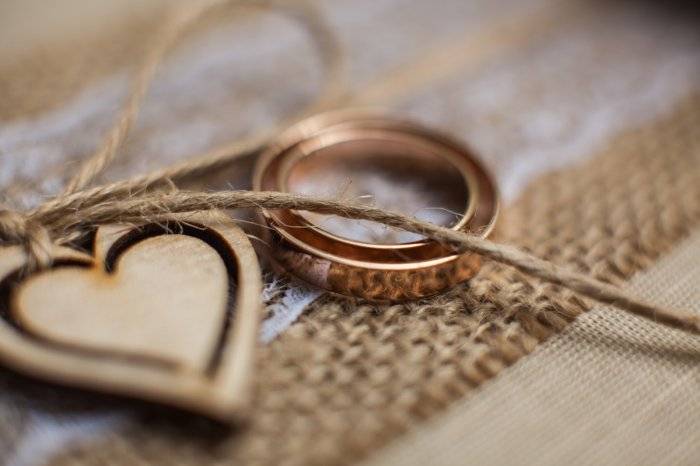 7 лет брака — какая свадьба и что дарить супругам? — что подарить? помощник в выборе подарков знает!