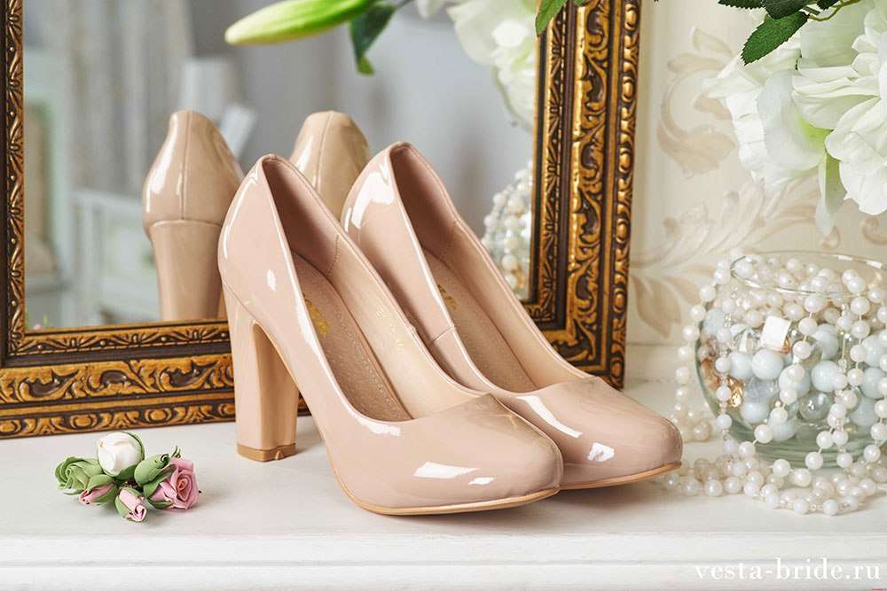 Свадебные туфли на шпильке и без каблука, какой выбрать - на высоком, низком или без каблука, обувь невесты на платформе и на танкетке, смотреть фото
