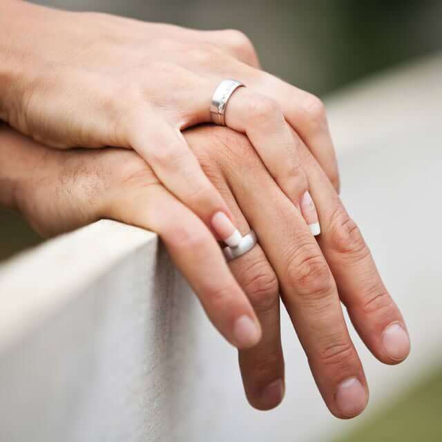 Обручальные кольца классические, какой ширины должны быть, как выбрать размер на короткие пальцы, варианты обручалок без камней на свадьбу