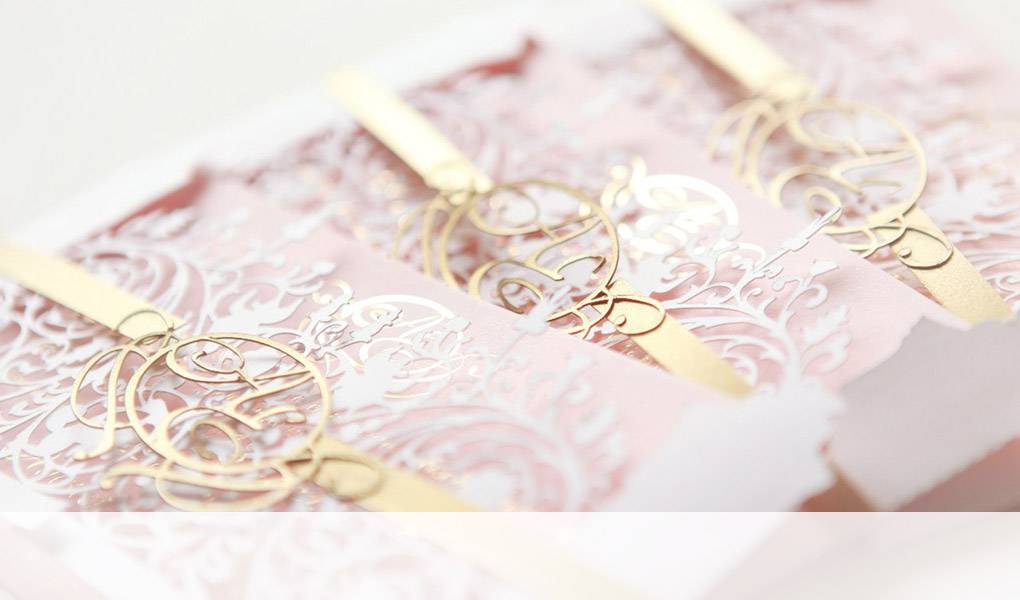 Благородная роскошь – золотые приглашения на свадьбу: с розовым и другими оттенками