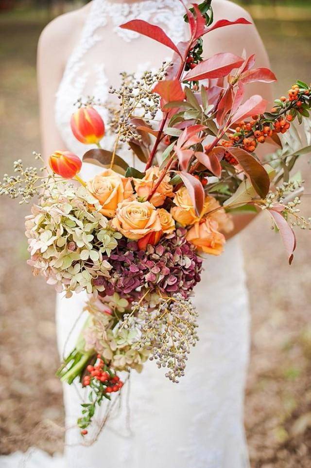 Осенний букет невесты: какие цветы выбирают на свадьбу осенью, размер и палитра композиции, аксессуары и рекомендации с фото