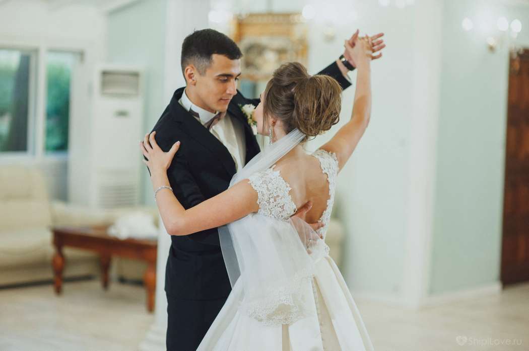 Первый танец жениха и невесты в загсе и на свадьбе: идеи, виды, выбор