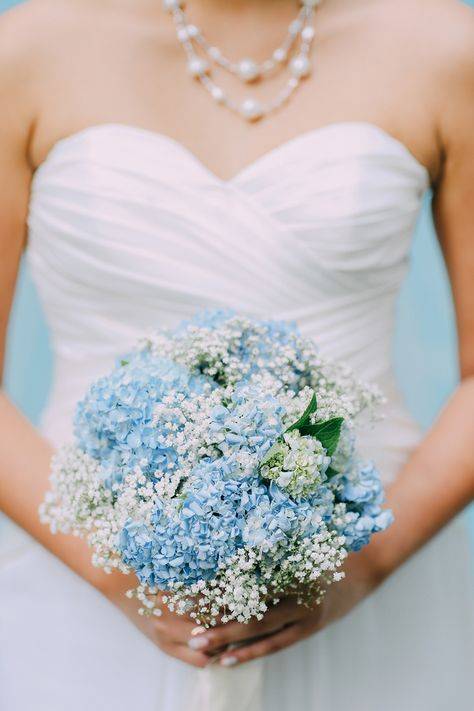 Яркое решение – бирюзовый букет невесты: выбираем цветы и тона композиции