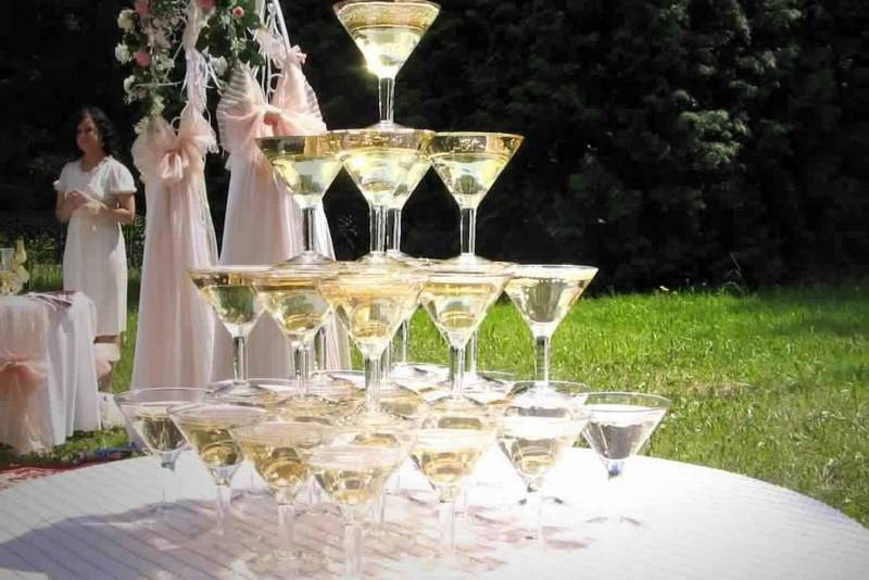 Пирамида из шампанского на свадьбу. горка из шампанского на свадьбу.