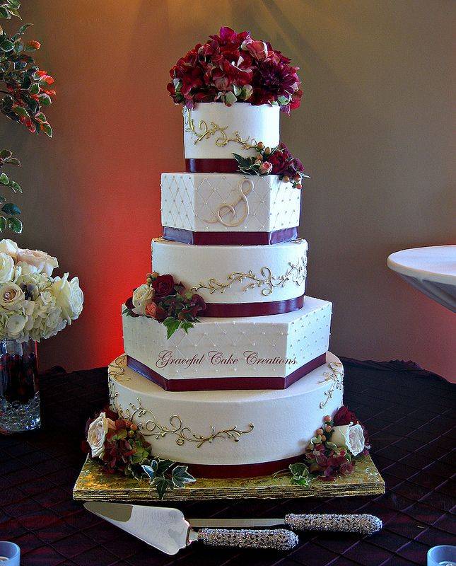 Красный торт на свадьбу