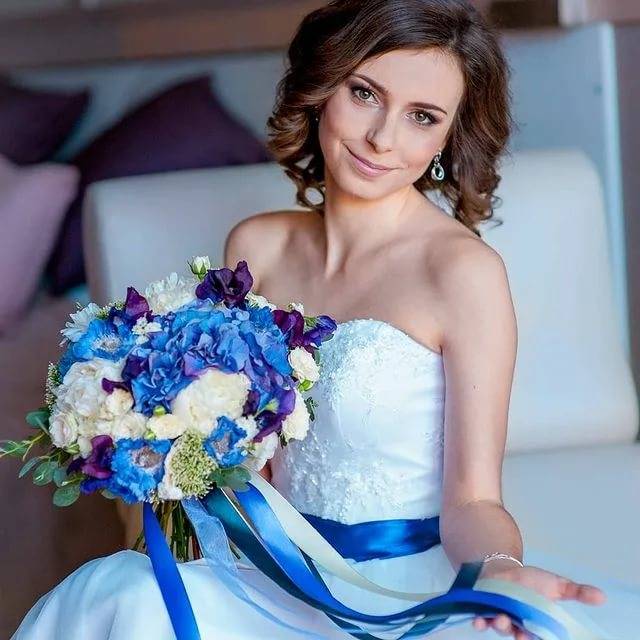 Платье для невесты синего цвета: кому подойдет, сочетание с другими оттенками