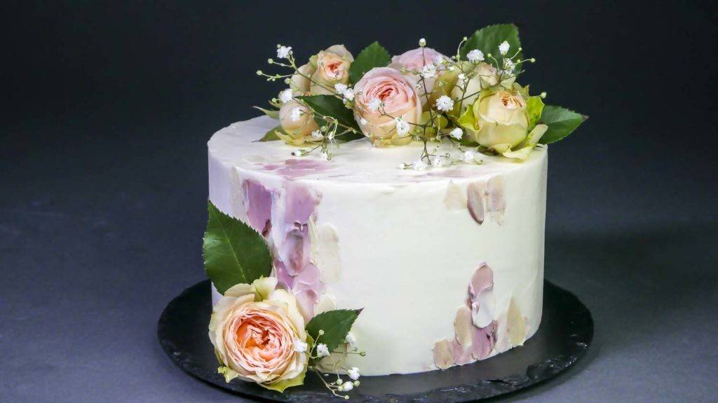Как украсить свадебный торт с помощью  живых цветов