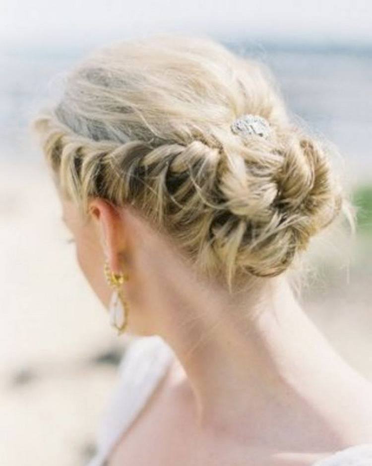 Удачный вариант для длинных и средних волос: свадебные прически с плетением