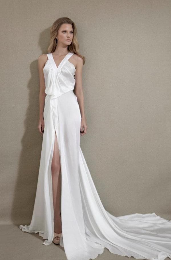 Стильные свадебные платья с разрезом на ноге – обзор актуальных моделей