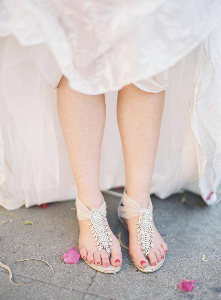 ᐉ в какой обуви нужно выходить замуж. босоножки для невесты: нет – приметам, да – удобству и красоте. можно ли выходить замуж в босоножках по правилам этикета - svadba-dv.ru