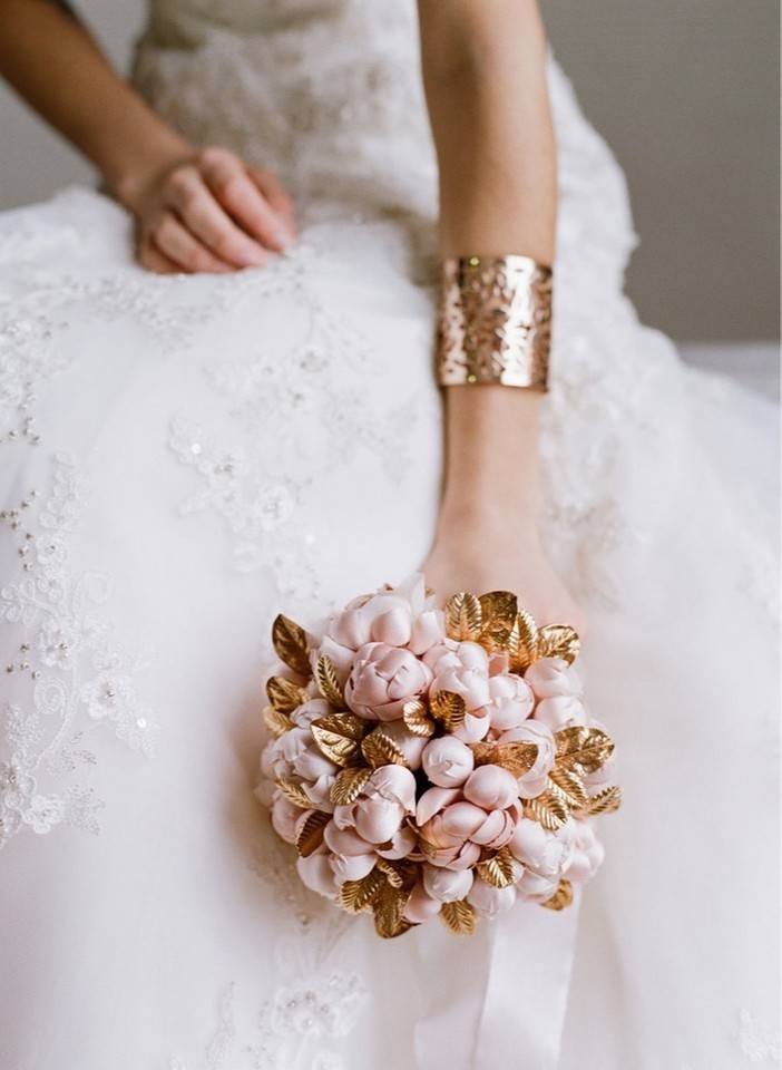 Роскошь по-королевски – стильный золотой букет невесты с белыми оттенками