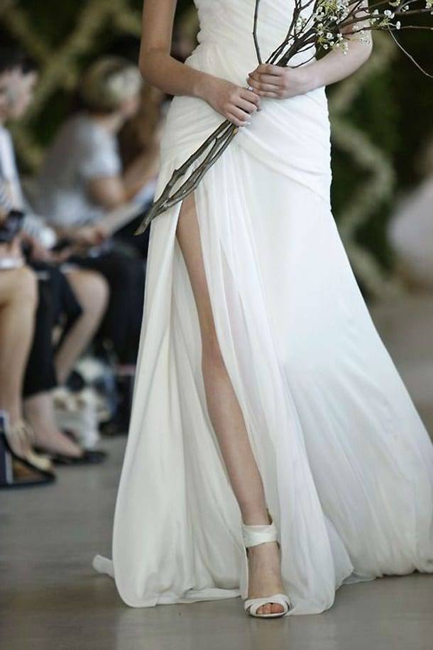 Свадебное платье с разрезом на бедре: идеи стильных нарядов