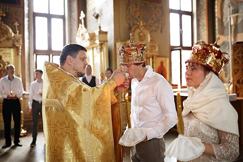 Сколько длится венчание в церкви: особенности православного обряда, сколько он идет по времени и из каких частей состоит, как подготовиться к таинству правильно
