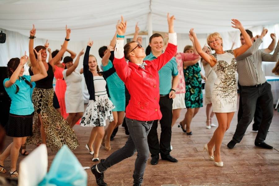 Танцевальные конкурсы на свадьбу: прикольный батл и другие забавы для гостей и всех остальных