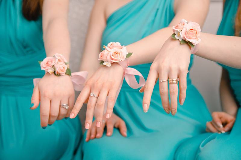 Готовим браслеты для подружек невесты своими руками