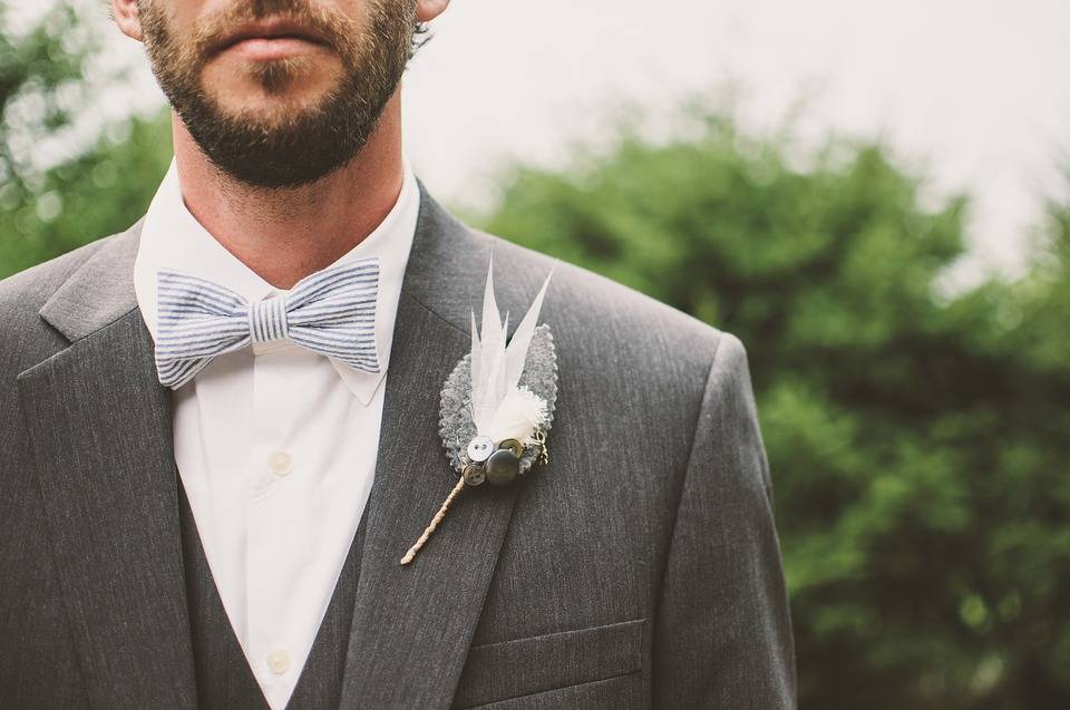 Галстук на свадьбу для жениха: обязательно ли красный, особенности мужского аксессуара