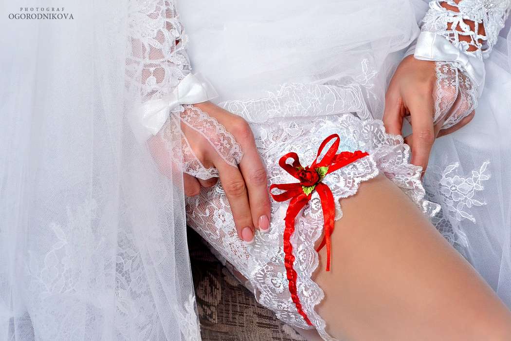 Кто покупает подвязку невесте ? в [2019] & кто не должен этого делать