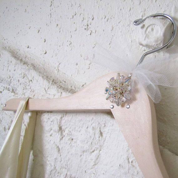 Вешалка невесты с платьем
