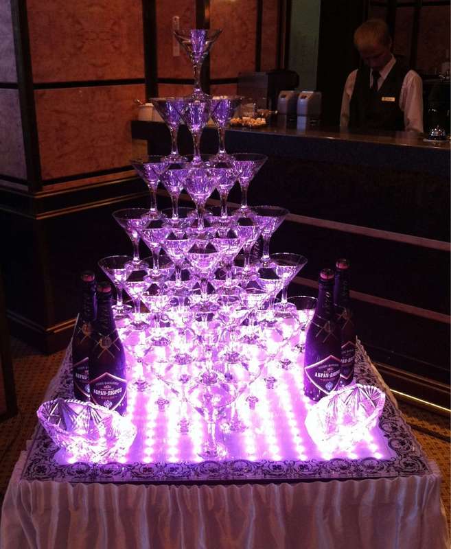 Создание пирамиды шампанского на свадьбу
