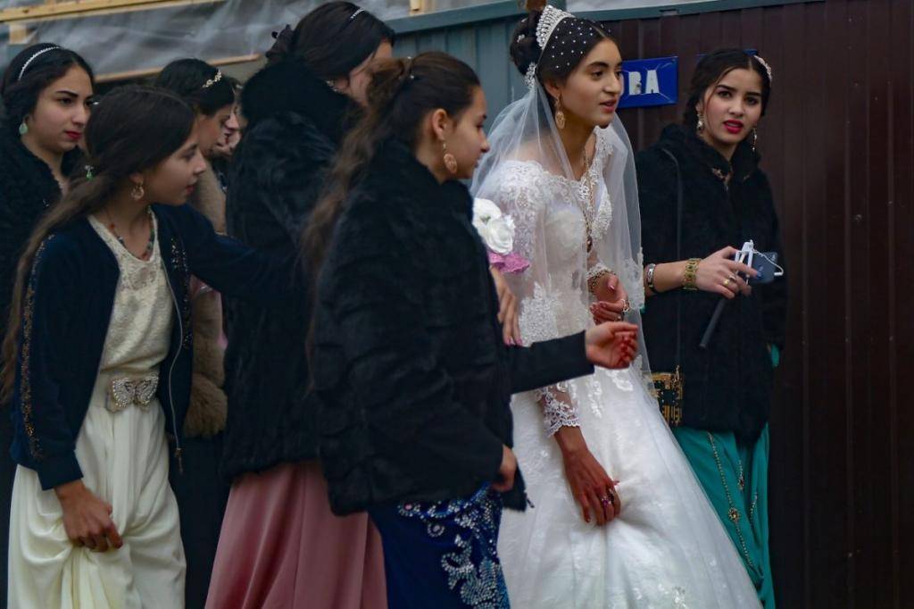 Стала невестой в 12 лет. обычаи и традиции цыганской свадьбы