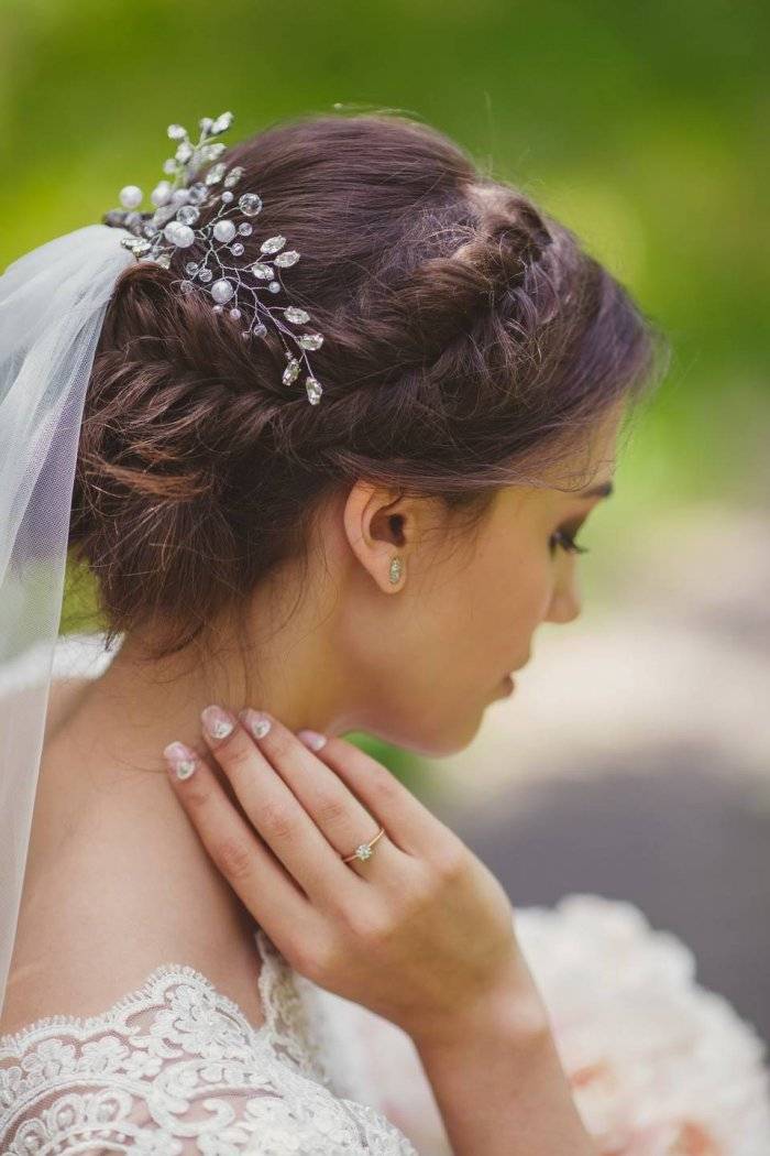 Свадебные прически на короткие волосы: идеи с фото для очень красивых укладок с фатой и без фаты, стрижек для невест с челкой и диадемой, с цветами и на тонкие локоны