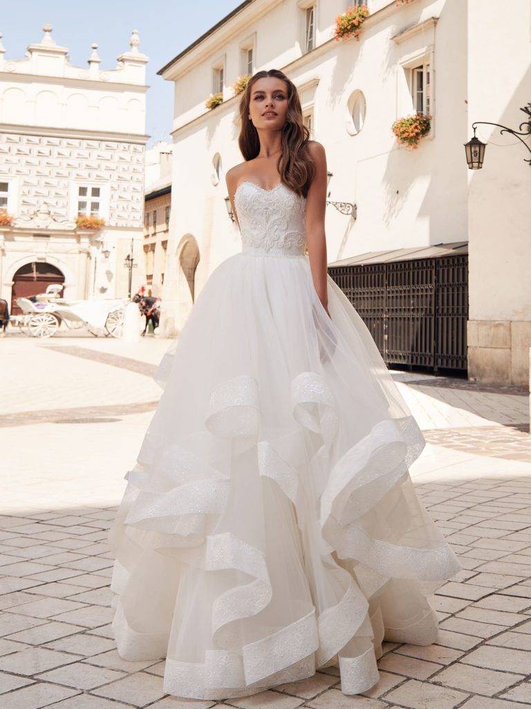 Самые красивые платья на свадьбу: 100 модных и стильных фото современных фасонов