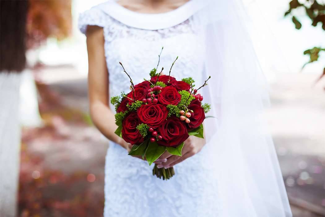Аппетитный вишневый оттенок – бордовый букет невесты: советы по выбору цветов с фото