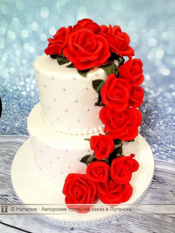 ᐉ красно-белый свадебный торт из мастики с розами - svadebniy-mir.su
