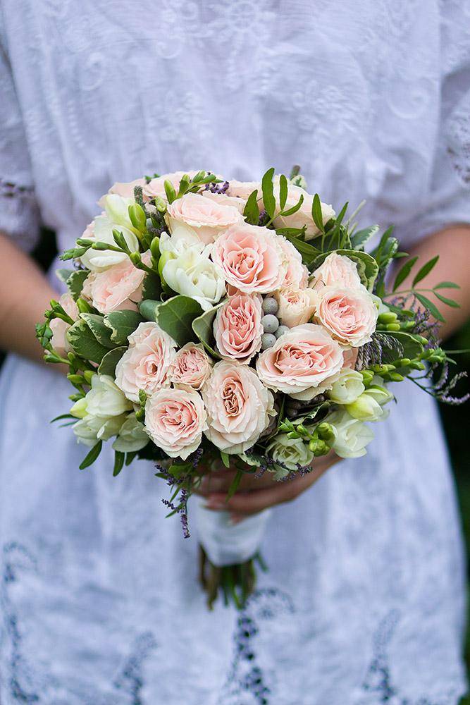Модная идея – свадебный букет из фрезий и роз: фото сочетания с образом невесты