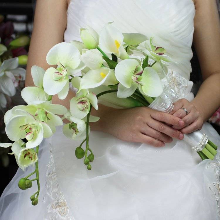 Безграничное восхищение: элегантный свадебный букет невесты из калл