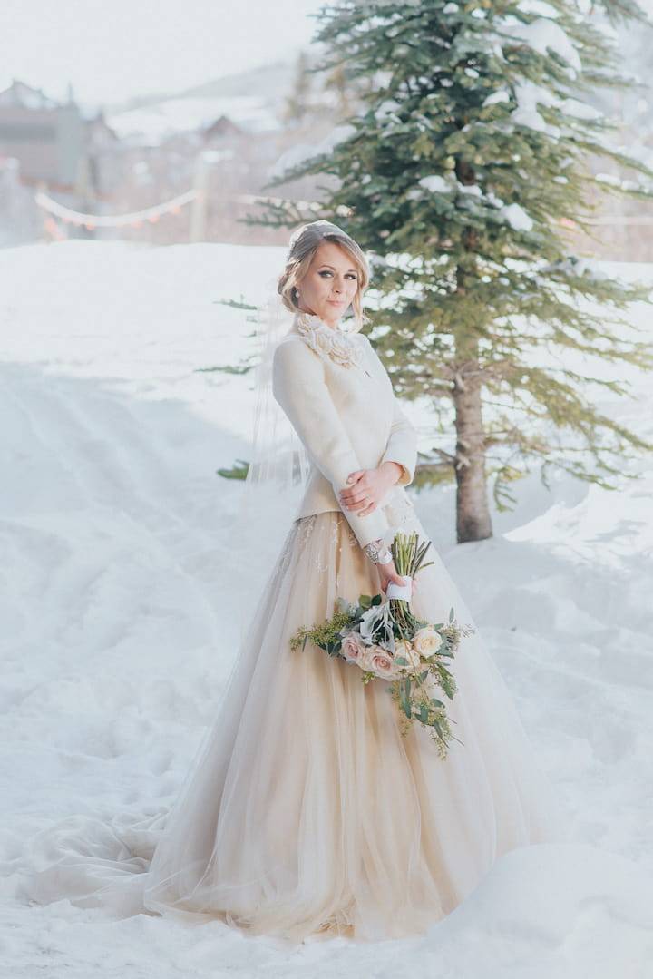 Зимние свадебные платья: выбор ткани, цвета, верхней одежды, обуви