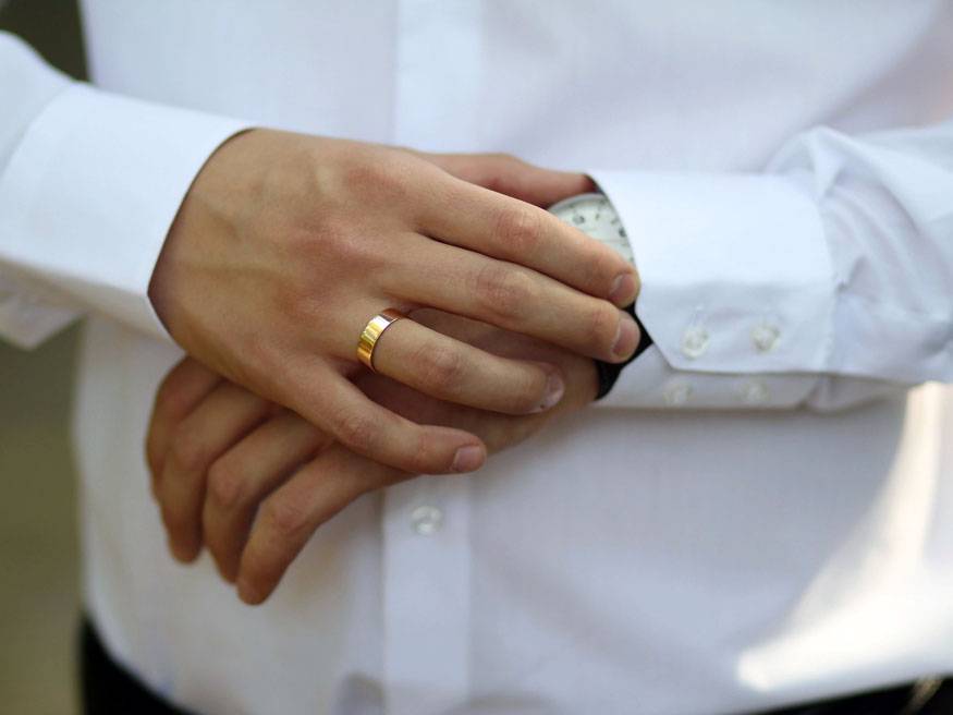 На какой руке и на каком пальце носят обручальное кольцо: обычаи и традиции