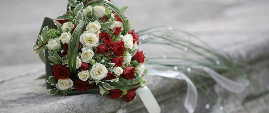 Какие цветы дарят на свадьбу молодым и невесте - важные правила