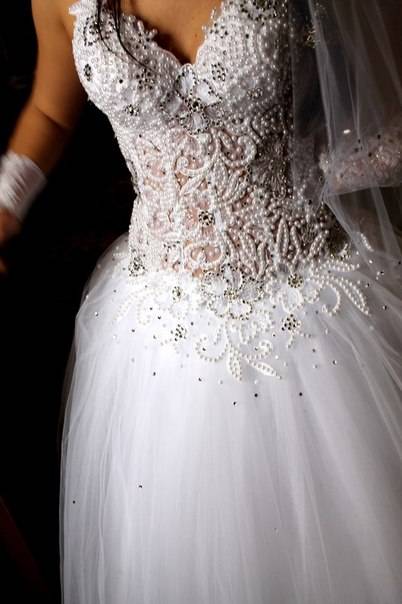 Как украсить стразами свадебное платье своими руками?