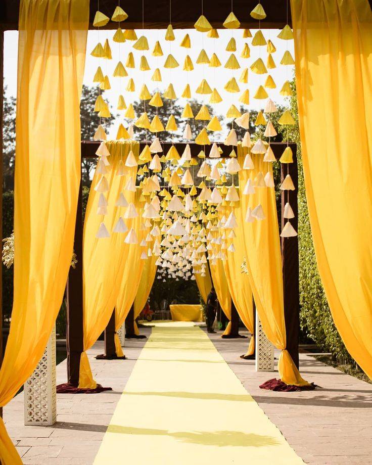 Украшение для жизнерадостных молодоженов – оформление зала на свадьбу в желтом цвете