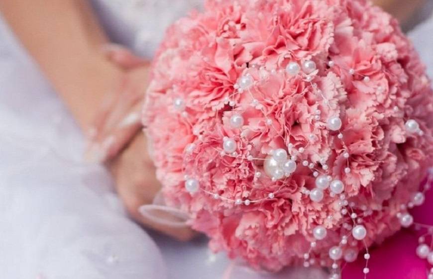 Букет невесты дублер на свадьбу: зачем нужен дубликат, как сделать его своими руками из цветов и из атласных лент, плюсы муляжей из фоамирана и ткани + фото