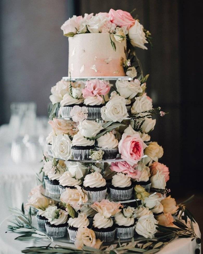 Свадебный торт с капкейками: примеры оформления, фото