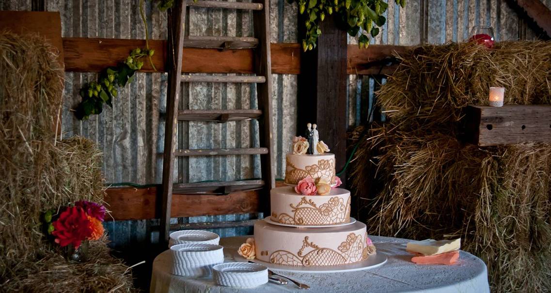 Свадебный торт своими руками: как сделать главное лакомство торжества в домашних условиях, простой мастер-класс для новичков, подбор и изготовление украшений