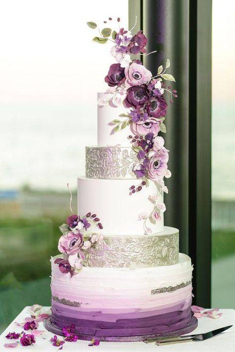 Оригинальное оформление зала свадьбы в фиолетовом цвете